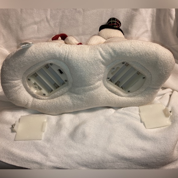 HALLMARK SNOW COUPLE MUSICAL CAROLERS - Picture 9 of 9